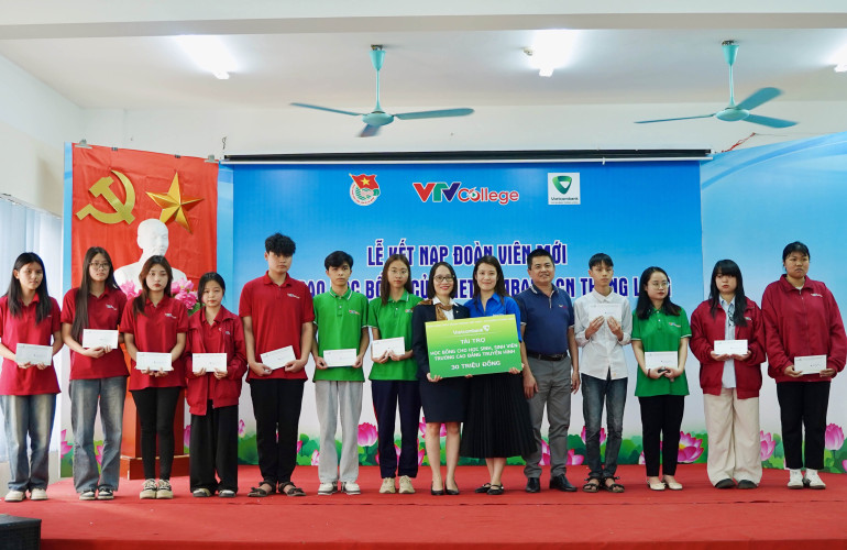 VTV College: Ngân hàng Vietcombank chi nhánh Thăng Long trao 11 suất học bổng cho HSSV
