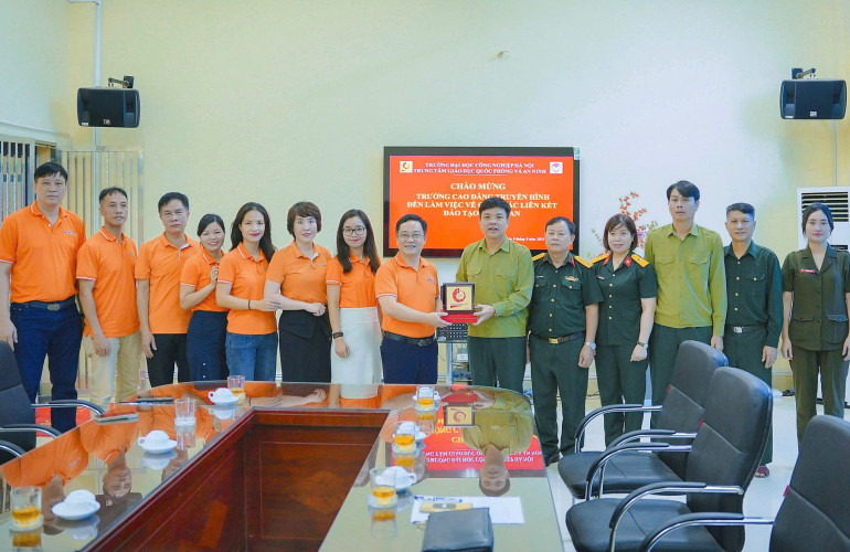 Lãnh đạo Nhà trường thăm và động viên HSSV đang học tập, rèn luyện tại môi trường mới